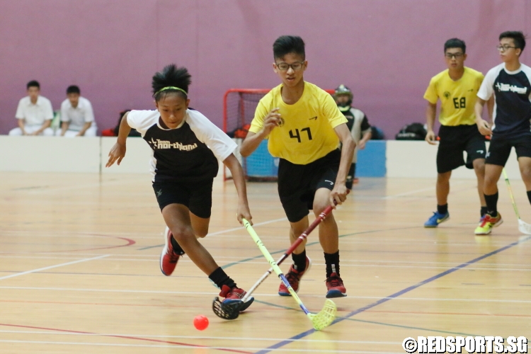 Adib Fahim B Norishaam (Victoria #47) hustles as he chases for a loose ball against a Northland player. (Photo  © Chan Hua Zheng/Red Sports)
