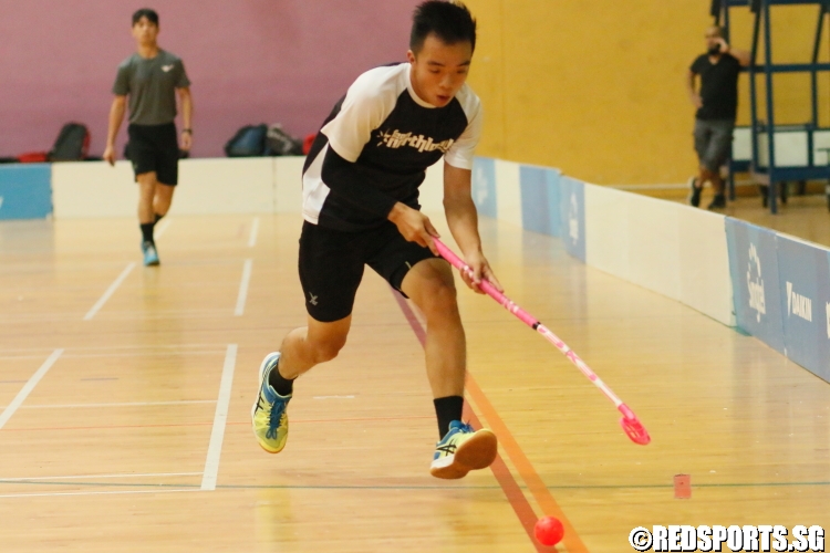A Northland player hustles to retrieve a loose ball. (Photo  © Chan Hua Zheng/Red Sports)