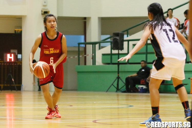 Nicole Lee (NJC #6) looking to pass. (Photo  © Chan Hua Zheng/Red Sports) 
