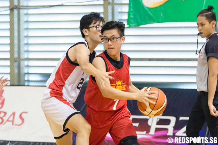 Ng Kai Bin (#7) under pressure from a defender of Innova. (Photo 9 © Jerald Ang/Red Sports)