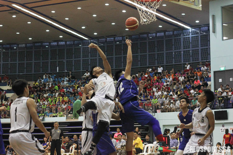Players competing for the rebound (Photo © Ryan Lim/Red Sports)