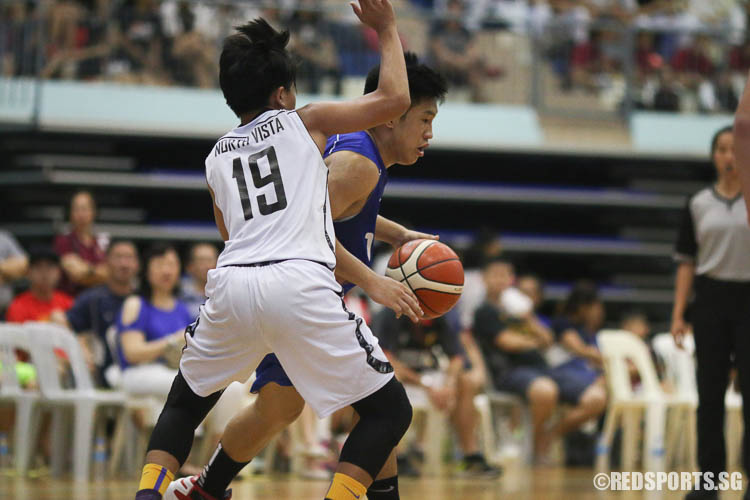 Raymond Chu (#14) of Dunman controls the ball against North Vista. He scored a team high of 15 points in the game. (Photo © Chua Kai Yun/Red Sports)