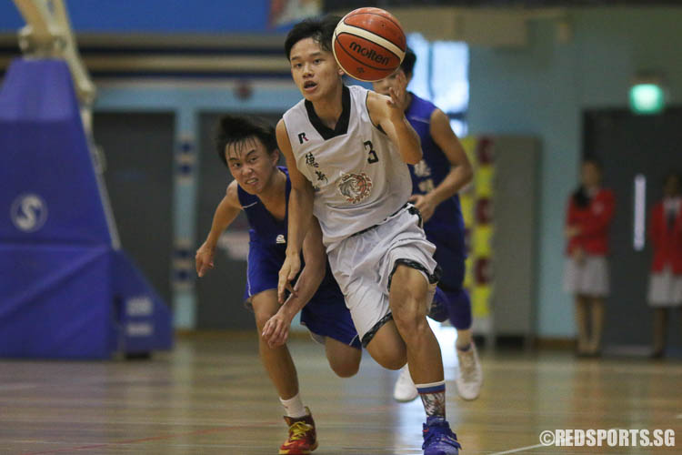 Tiong Chuan Yao (#3) of North Vista passes the ball to the teammate. (Photo © Chua Kai Yun/Red Sports)