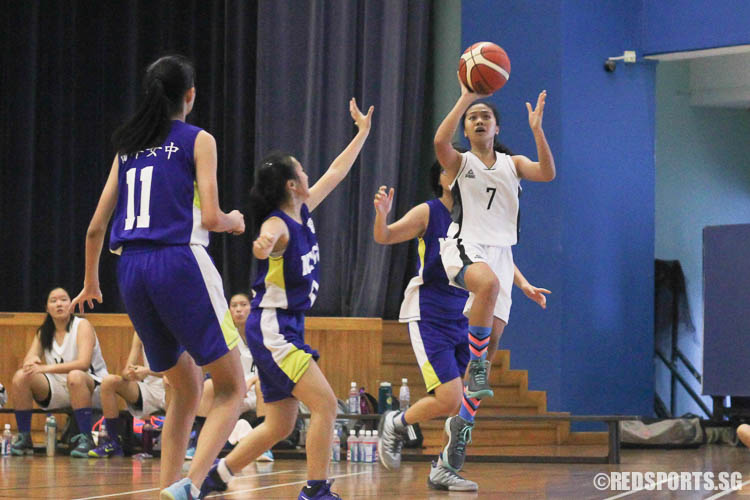 Patricia Orenza (SCGS #7) goes for the layup (Photo © Ryan Lim/Red Sports)