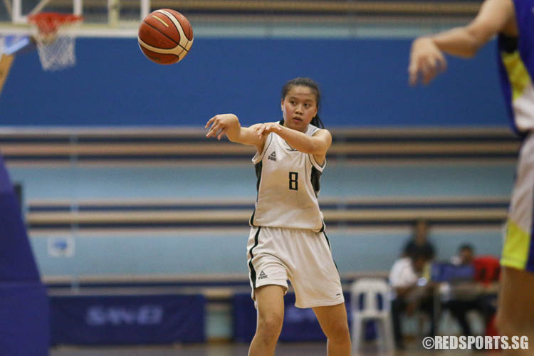 Briana Lee (SCGS #8) makes a pass. (Photo © Chua Kai Yun/Red Sports)