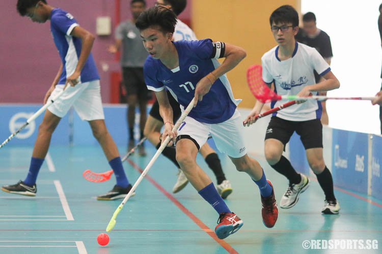 Thaddeus Tan (MJC #77) drives the ball nearer to the goal. He led the team with 4 goals in the victory. (Photo © Chua Kai Yun/Red Sports)