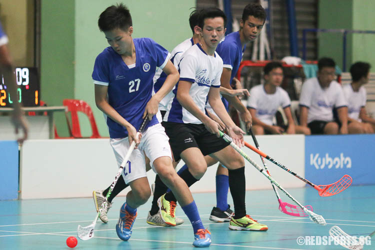 Linus Tan (MJC #27) steers the ball away from his opponents. (Photo © Chua Kai Yun/Red Sports)