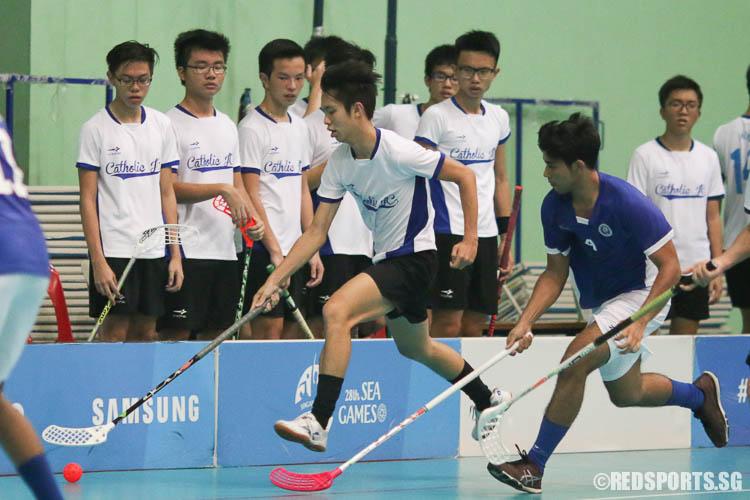 John Soh (CJC #23) dribbles upcourt under pressure. (Photo © Chua Kai Yun/Red Sports)