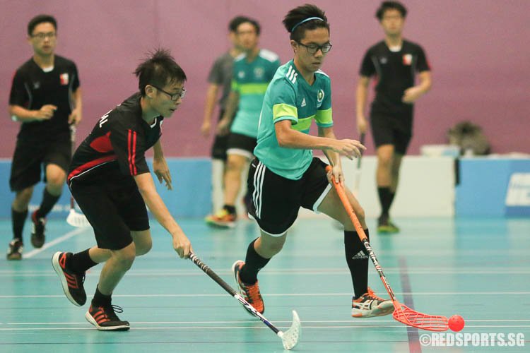 Daniel Wong (TJC #25) weaves his way away from the defence. (Photo © Chua Kai Yun/Red Sports)