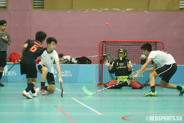 Chester Ng (RI #1) prepares to catch the ball but it flew over the post. (Photo © Chua Kai Yun/Red Sports)