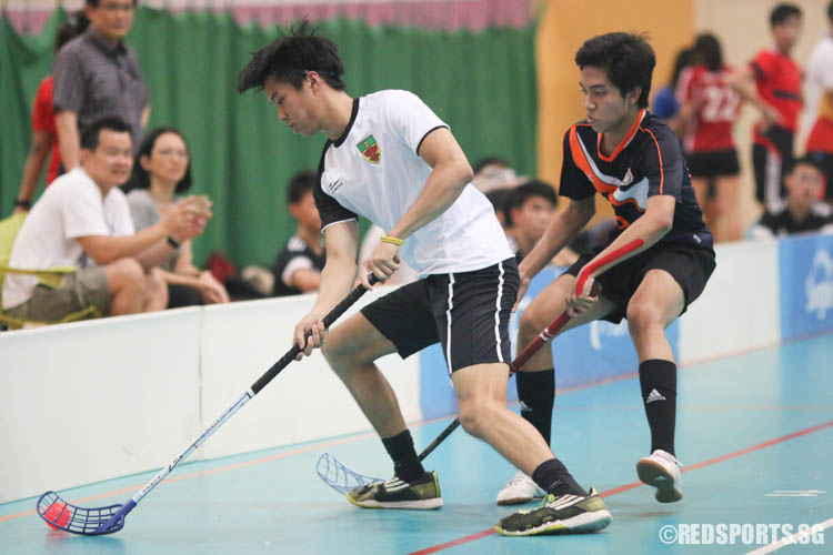 Foo Jun Wei (RI #17) dribbles the ball against his opponent. He scored 3 consecutive goals in the last period. (Photo © Chua Kai Yun/Red Sports)