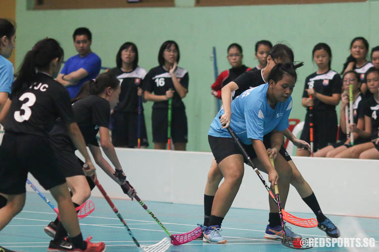 Anira Bte Abdullah (MI #14) dribbles the ball against NYJC. (Photo © Chua Kai Yun/Red Sports)