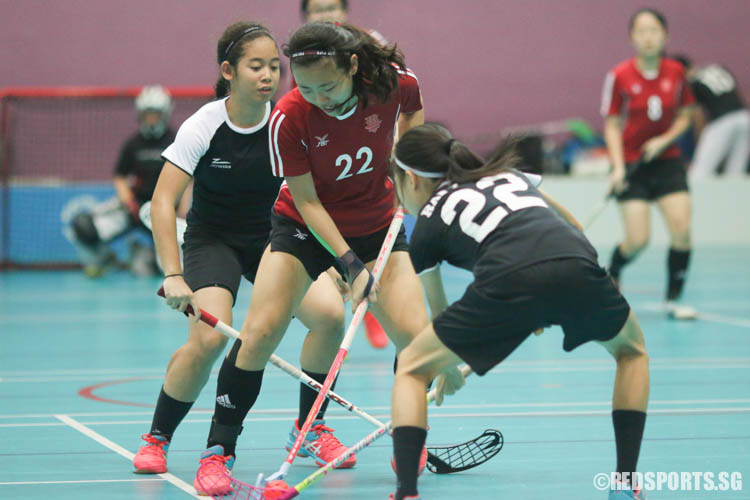 Lim See Neei (HCI #22) struggles to shoot against tight defence. (Photo © Chua Kai Yun/Red Sports)