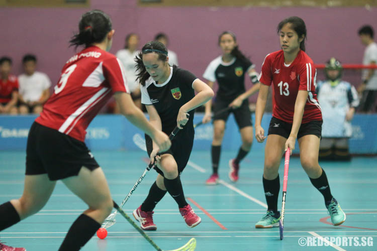 Laura Phua (#19) drives the ball nearer to goal. (Photo © Chua Kai Yun/Red Sports)