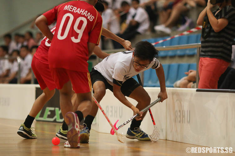 Wang Zhi Xian (CS #7) hits to pass under pressure from Bukit Merah players. (Photo © Chua Kai Yun/Red Sports)
