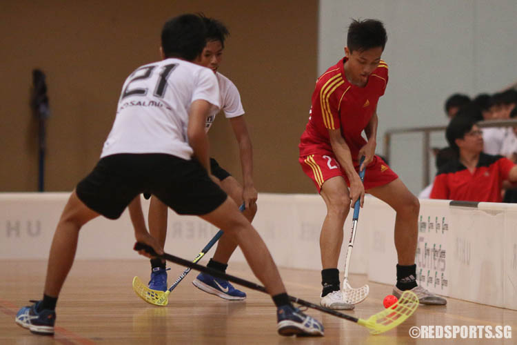 Safiuddin B Salleh (BMS #20) controls the ball under pressure from Coral players. (Photo © Chua Kai Yun/Red Sports)