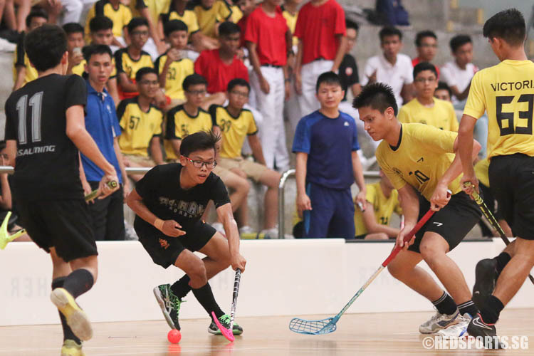 Wang Zhi Xian (Coral #7) controls the ball against VS players. (Photo © Chua Kai Yun/Red Sports)