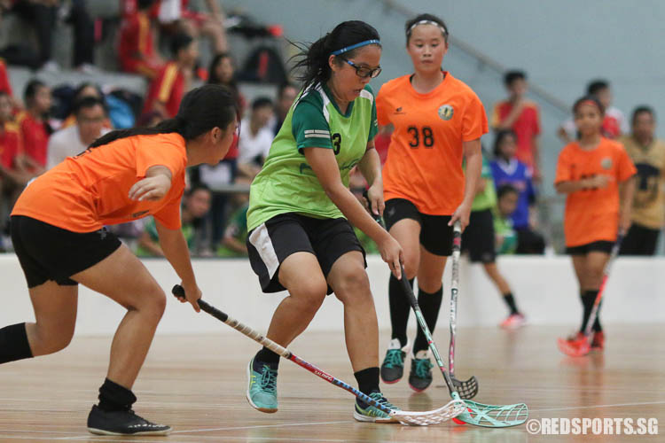 Ke Yuxin (OPSS #3) controls the ball upon facing tight defence. (Photo © Chua Kai Yun/Red Sports)