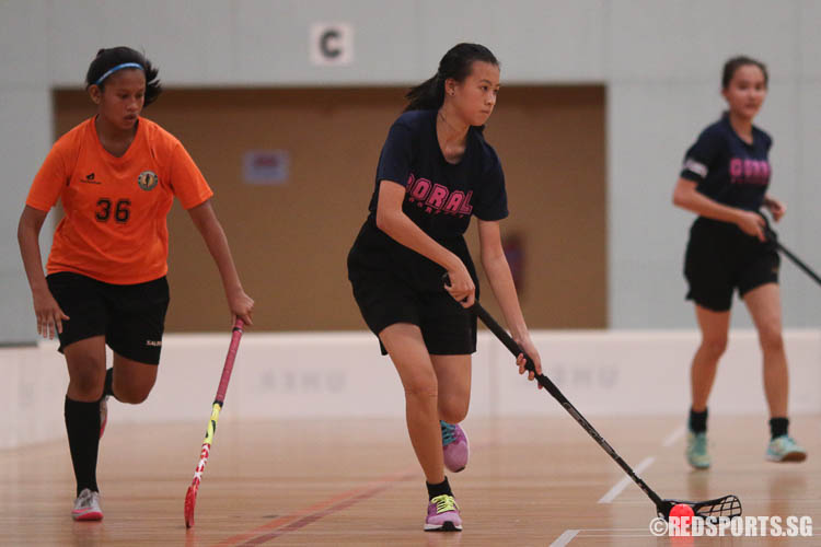 Erin Ng (Coral #25) looks to pass. (Photo © Chua Kai Yun/Red Sports)