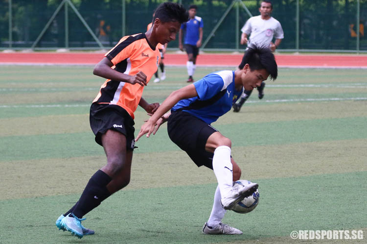 Tan Kayshin (ACJC #10) controls the ball against Saint Andrew's Junior College. (Photo © Chua Kai Yun/Red Sports)