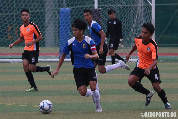 Tan Kayshin (ACJC #10) dribbles against Saint Andrew's Junior College. (Photo © Chua Kai Yun/Red Sports)