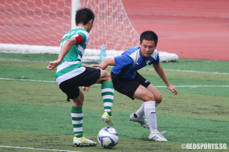 Loy Huijing (#19) of ACJC keeping an eye on the ball. (Photo © Chua Kai Yun/Red Sports)