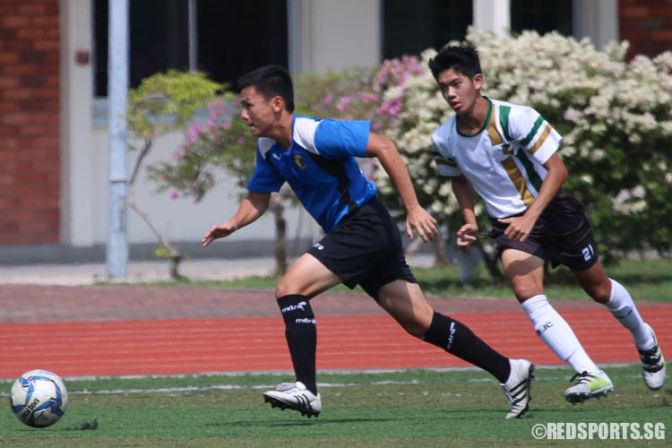 Loy Hui Jing (ACJC #19) dribbles the ball against Jove Liew (SRJC #21). (Photo © Chua Kai Yun/Red Sports)