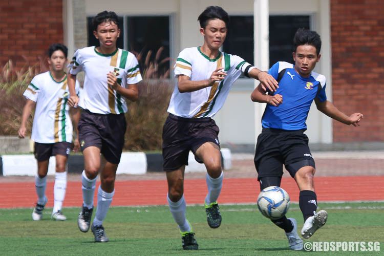 Mark Lam (#21) of ACJC dribbles the ball aganst Astenn Mun (#10) of SRJC. (Photo © Chua Kai Yun/Red Sports)