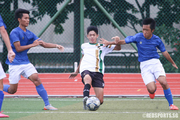 Jove Liew (SRJC #21) plays against Dunman High players. (Photo © Chua Kai Yun/Red Sports)