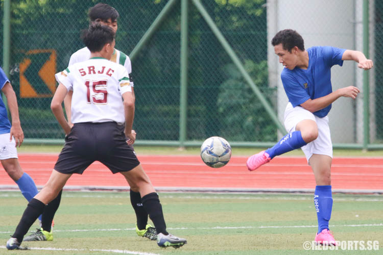 Jaren Tan (DHS #14) kicks against Serangoon Junior College. (Photo © Chua Kai Yun/Red Sports)
