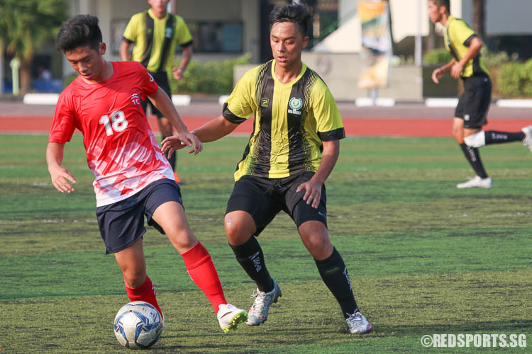 Lau Kuan Hoe (RVHS #18) controls the ball against TJC. (Photo © Chua Kai Yun/Red Sports)