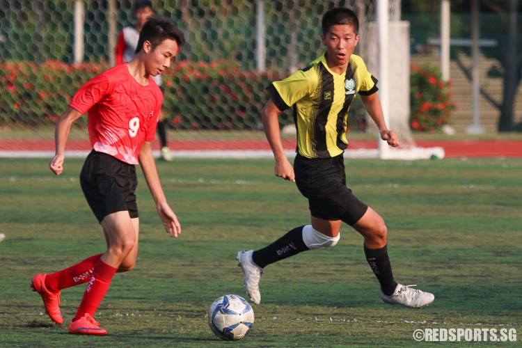 Ng Tze Sheng (RVHS #9) dribbles. (Photo © Chua Kai Yun/Red Sports)