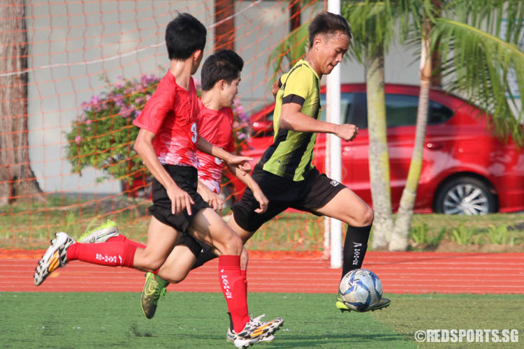 Pho Jia Ren (TJC #7) dribbles the ball against RVHS. (Photo © Chua Kai Yun/Red Sports)