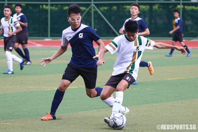 Jove Liew (SRJC #21) controls the ball against Justin Hong (JJC #3). (Photo © Chua Kai Yun/Red Sports)