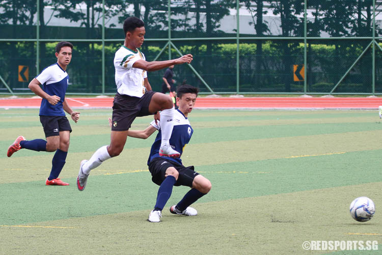Akid Durrani (SRJC #11) jumps past Gaele Loi(JJC #4).  (Photo © Chua Kai Yun/Red Sports)