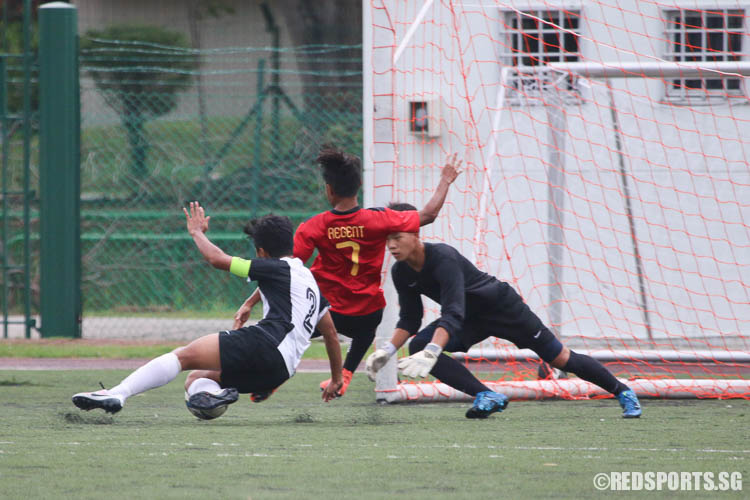 Players from Singapore Sports School deny Mohammad Haikal B Rosli (Regent #7) an opportunity for goal.  (Photo © Chua Kai Yun/Red Sports)