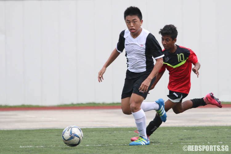 Keefe Soon (SSP #19) looks to pass before deciding to launch an attack.(Photo © Chua Kai Yun/Red Sports)
