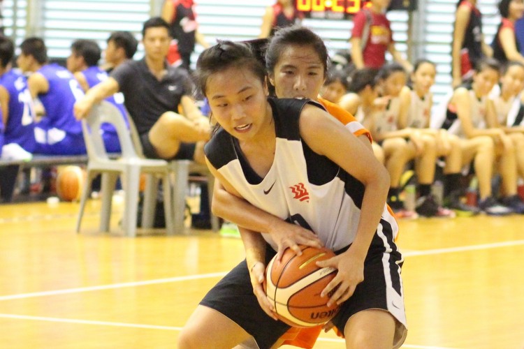 Tan Xueyi (HCI #10) trying to maintain possession of the ball despite pressure from her defender. (Photo 5 © REDintern Adeline Lee)