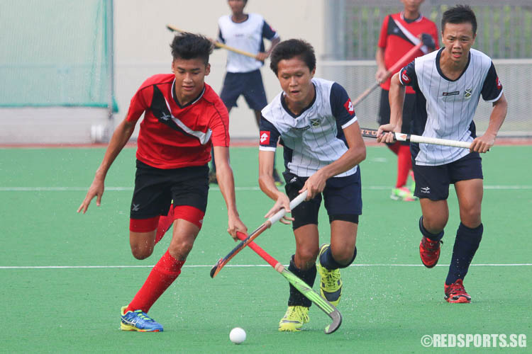 Players from both schools contest for the ball. (Photo 6 © Chua Kai Yun/Red Sports)