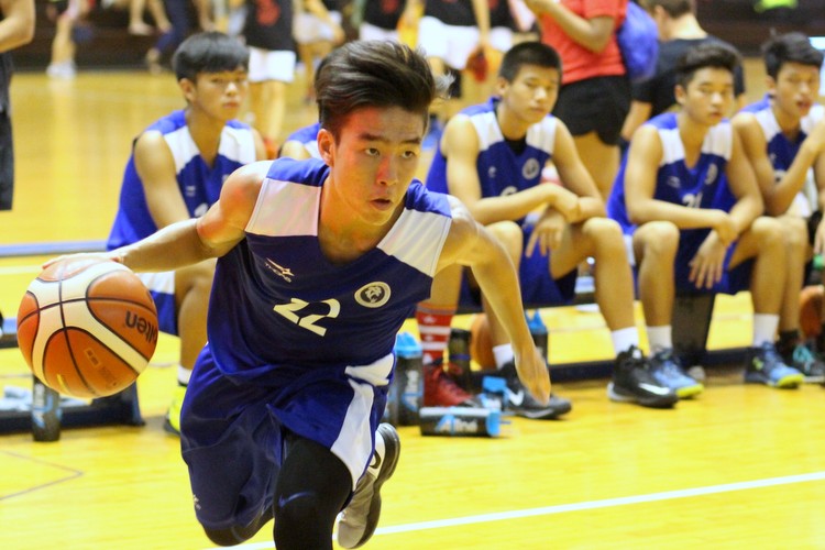 Nelvin Tay (MJC #22) drives in strong towards the basket. (Photo 3 © REDintern Adeline Lee)