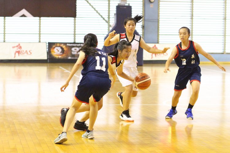 Guan Mingxia (NYJC #1) drives past her defenders. (Photo 1 © REDintern Adeline Lee)
