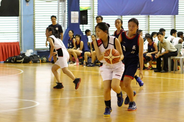 Ching Yun Wen (NYJC #7) steals the ball from Go Jay Hui (YJC #10). (Photo 2 © REDintern Adeline Lee)