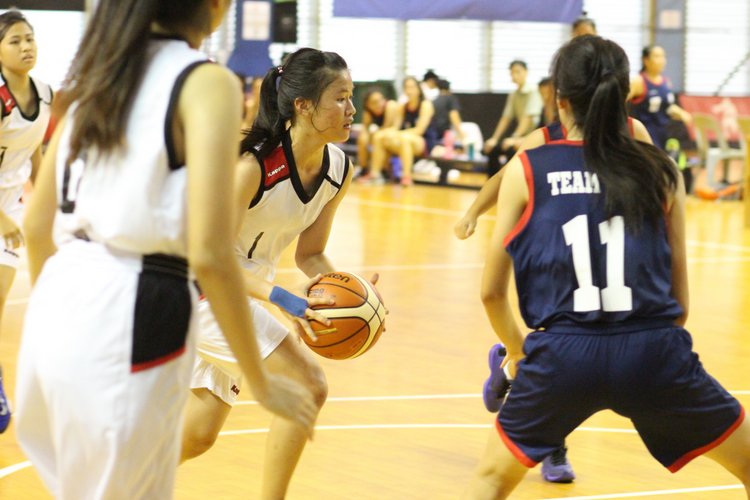 Guan Mingxia (NYJC #1) attempting to drive past her defenders. (Photo 4 © REDintern Adeline Lee)