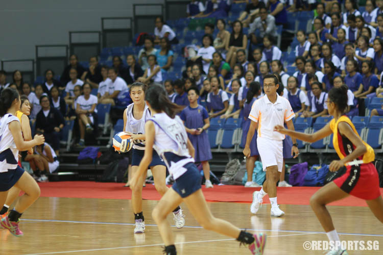 Alëna Rae Ong (GD) of CHIJ (Toa Payoh) passes the ball to her teammate. (Photo © Chua Kai Yun/Red Sports)