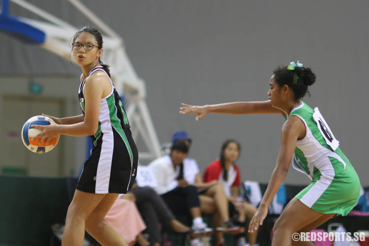 Syn-I (GD) of RGS looks for open teammates. (Photo © Chua Kai Yun/Red Sports)