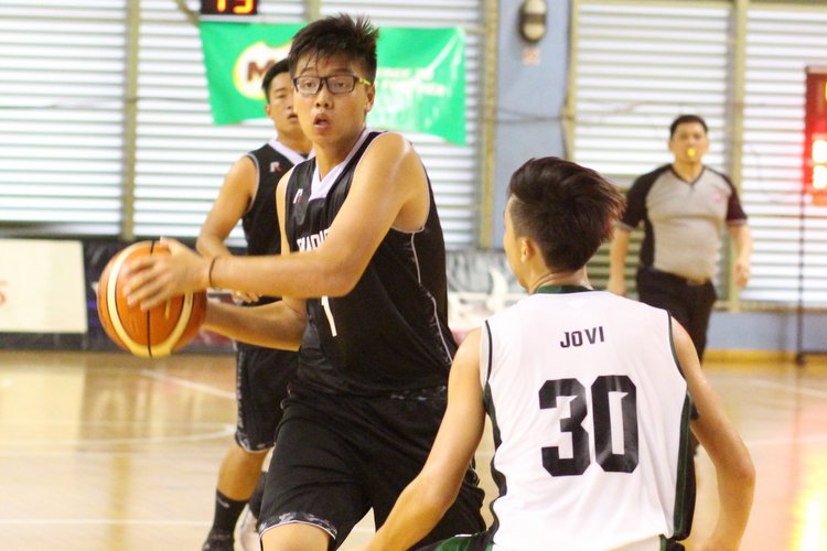 Bryan (TPJC #1) looking to pass the ball to his teammate. (Photo 2 © REDintern Adeline Lee)