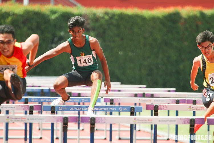 Prem Sathiamoorthy (#146, RI) in action. He came in fourth, while Ryan Ng (#204, right) of VJC finished third with a timing of 15.93. (Photo © Chua Kai Yun/Red Sports)