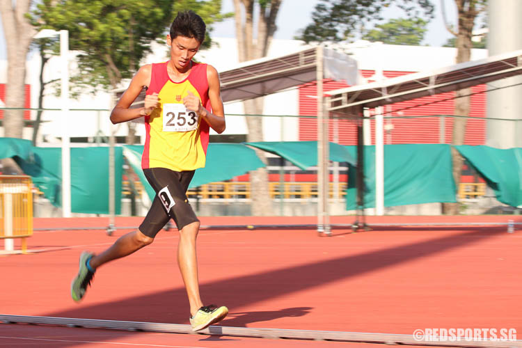 Jonas Ng Zuo En (#253, HCI) came in 10th with a timing of 18:53.66. (Photo © Chua Kai Yun/Red Sports)