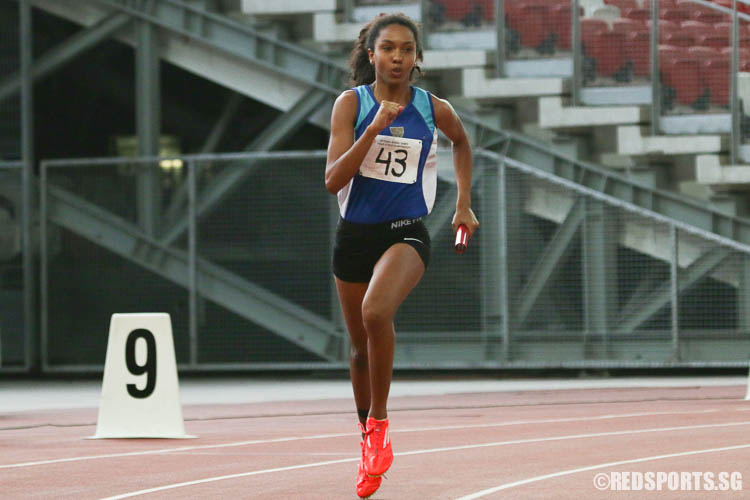 Mariana Ramos Branicio (#43) of CJC running the second leg of the 4x400m relay. (Photo © Chua Kai Yun/Red Sports)