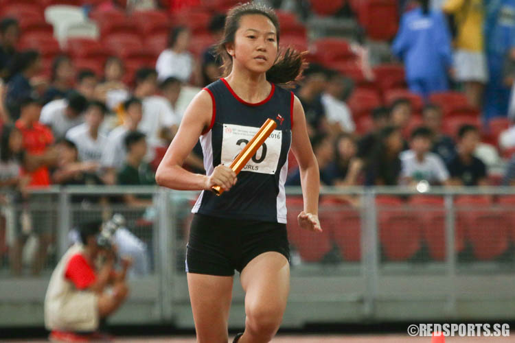 Rachel Neo (#20) of Yishun JC in action at the third leg of the 4x400m relay. (Photo © Chua Kai Yun/Red Sports)